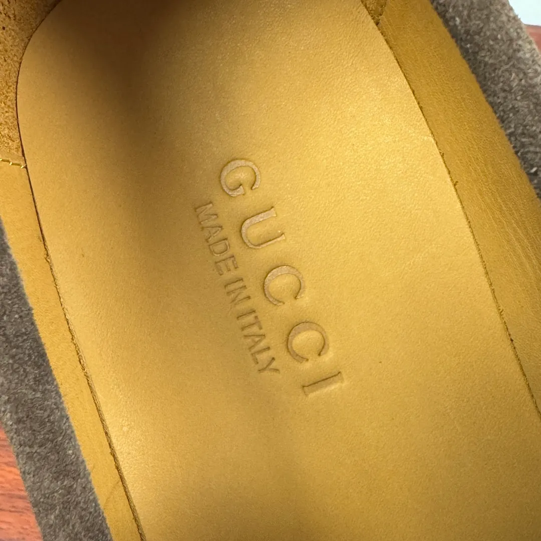 Batch 980 Gucci/Gucci new men's solid color leather loafers! These elegant loafers are crafted from soft suede calfskin and are available in two styles. The upper is decorated with genuine leather buckles, adding low-key and unique logo pattern elements. Simple style design. Classic European and American last style. Standard style. Red and green webbing decoration on the heel embellishes brand style details. Select high-quality leather, look at the details for textured workmanship, dyed calfskin lining, uniform and delicate pores, soft and comfortable. Thickened leather outsole, composite rubber bottom sheet at the heel, excellent foot comfort, wear-resistant and non-slip, the first choice for light luxury, versatile for footwear, and comes with a full set of packaging! Size: 39-40-41-42-43-44 leather shoe size (38.45.46 can be customized) Item number: 812168 Suede coffee color